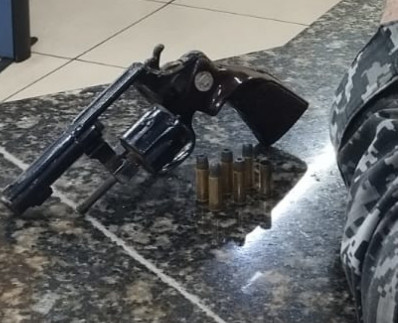 Suspeito é preso com revólver após tentar fugir de cerco da PM