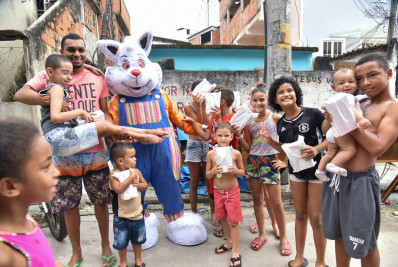 Campanha distribui chocolates para 15 mil crianças em comunidades das zonas Norte e Sul