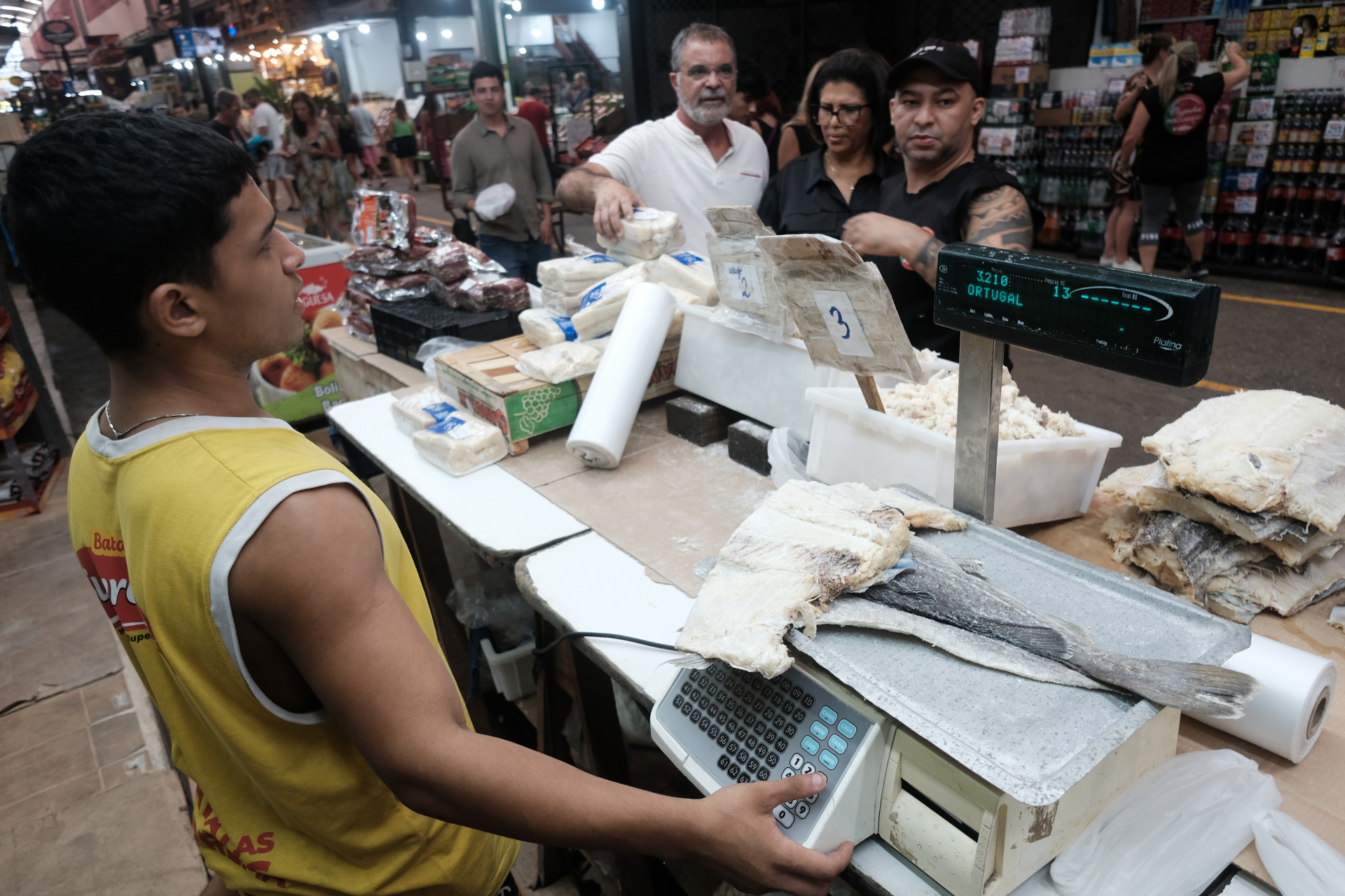 Procura por bacalhau, na v&eacute;spera da P&aacute;scoa, movimentou o Cadeg neste s&aacute;bado (30) - Pedro Ivo / Ag&ecirc;ncia O Dia