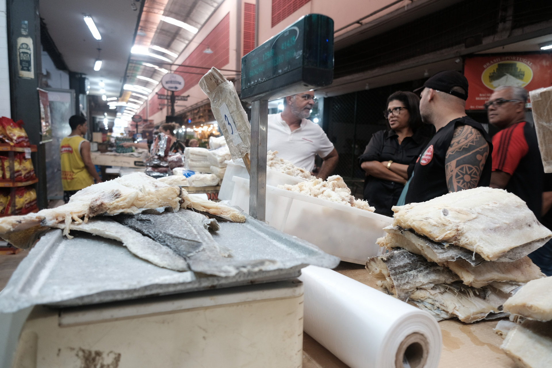 Procura por bacalhau, na v&eacute;spera da P&aacute;scoa, movimentou o Cadeg neste s&aacute;bado (30) - Pedro Ivo / Ag&ecirc;ncia O Dia