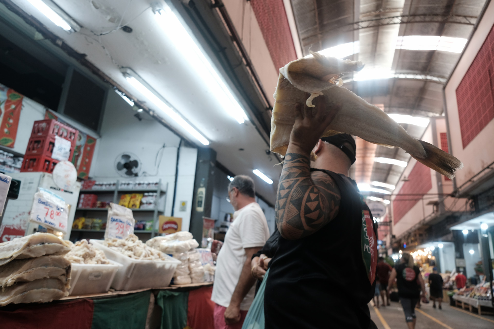 Procura por bacalhau, na v&eacute;spera da P&aacute;scoa, movimentou o Cadeg neste s&aacute;bado (30) - Pedro Ivo / Ag&ecirc;ncia O Dia