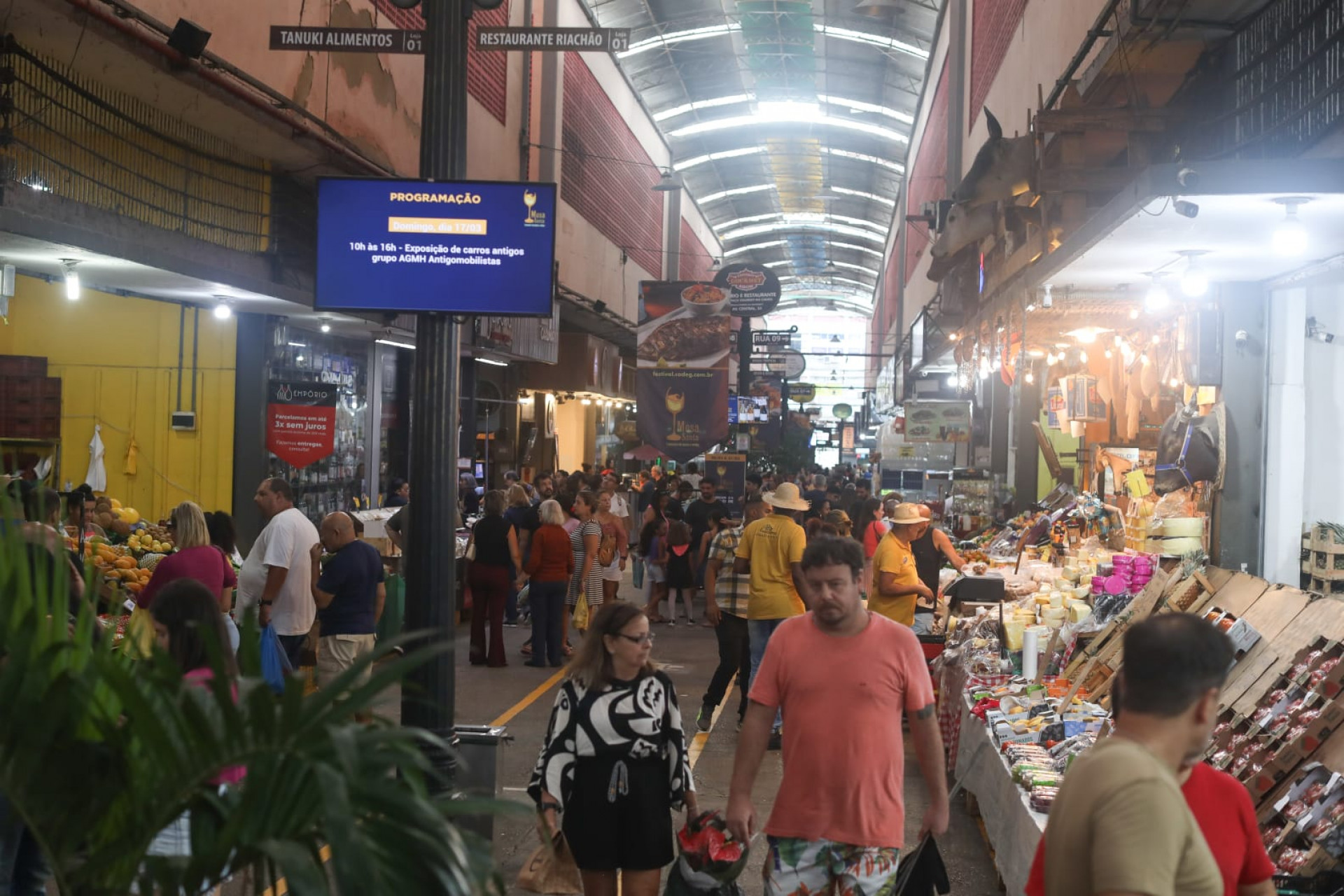 Cariocas fazem &uacute;ltimas compras em lojas do Cadeg para o Domingo de P&aacute;scoa - Pedro Ivo / Ag&ecirc;ncia O Dia