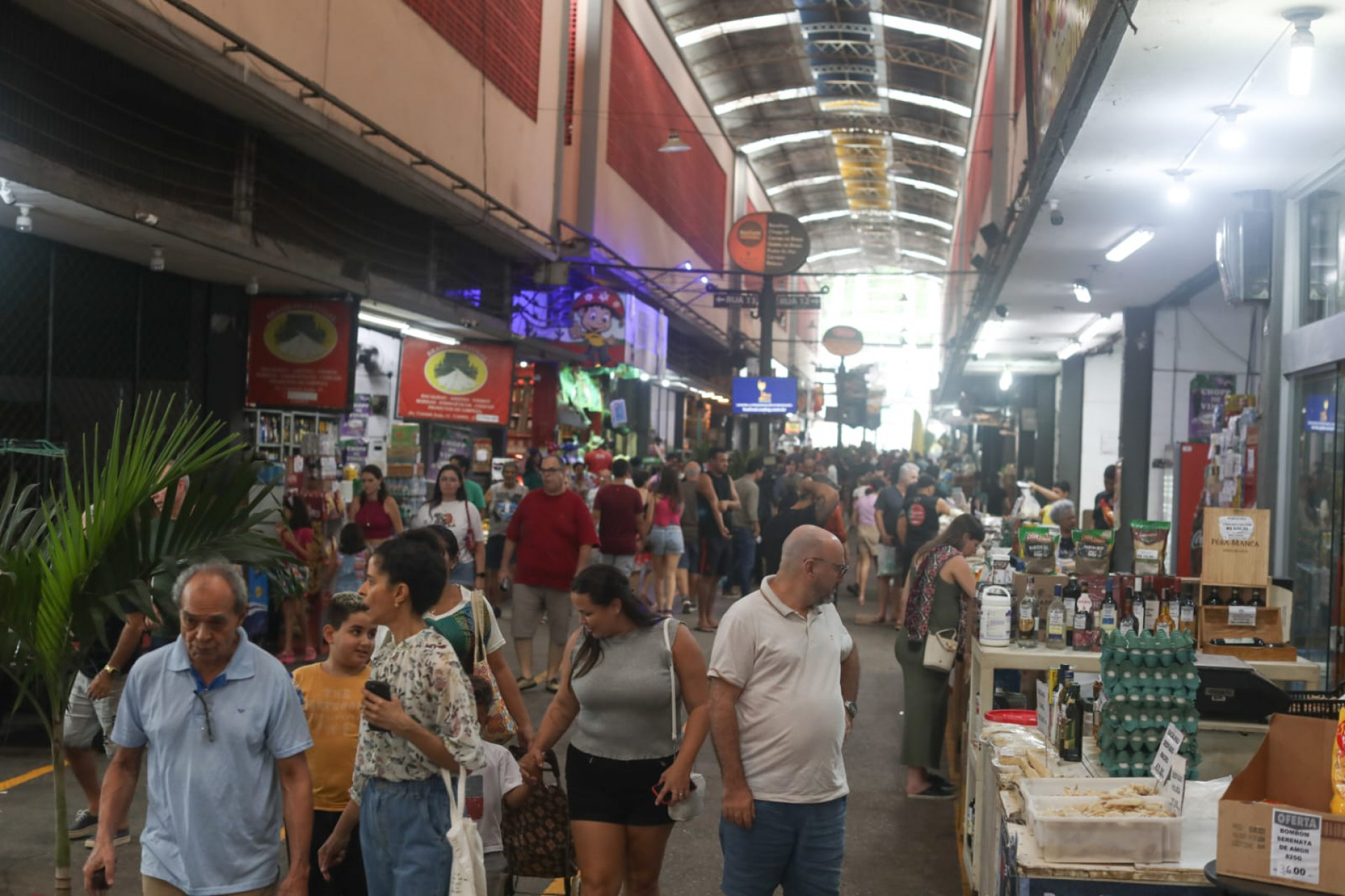 Cariocas fazem &uacute;ltimas compras em lojas do Cadeg para o Domingo de P&aacute;scoa - Pedro Ivo / Ag&ecirc;ncia O Dia