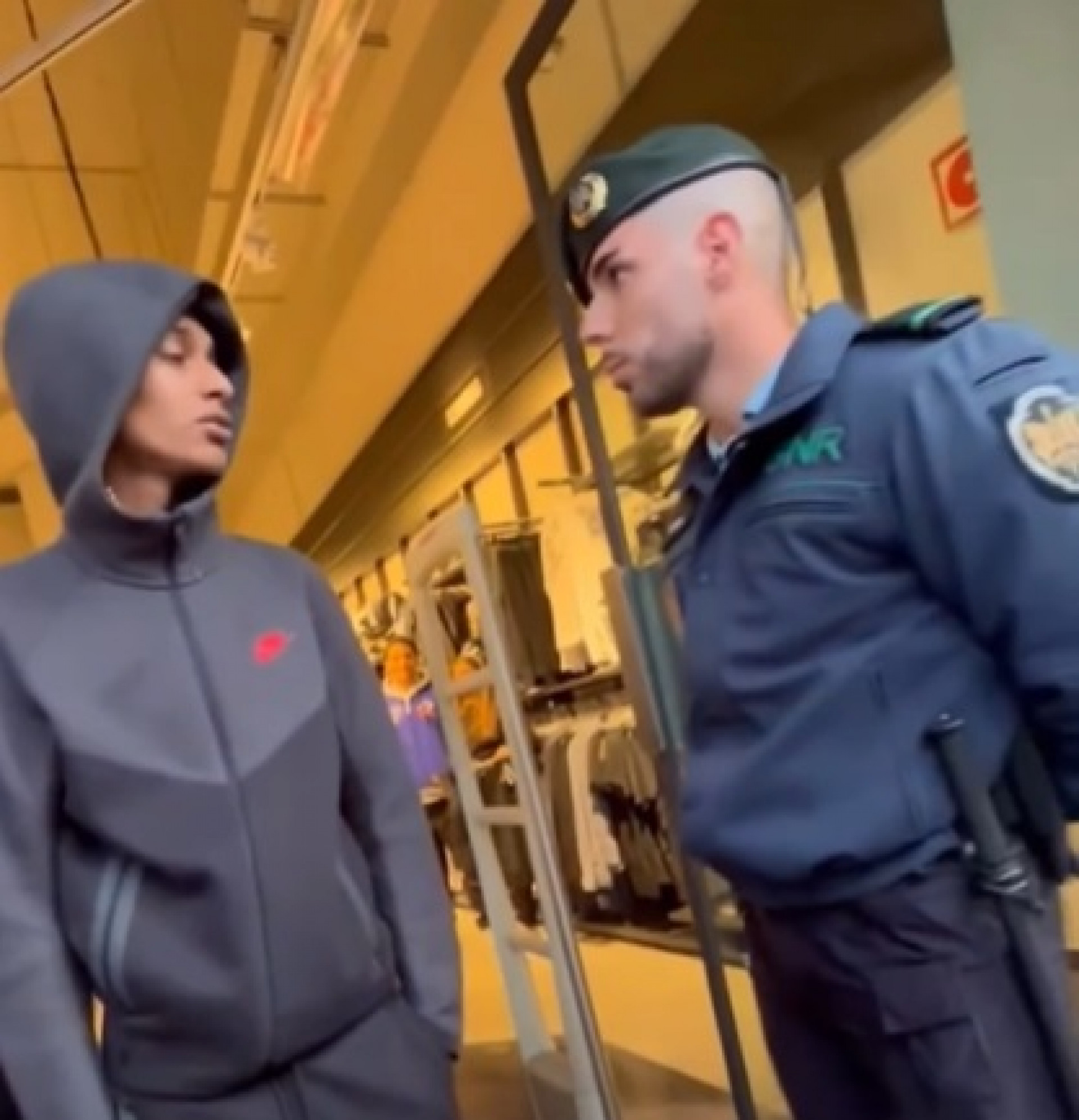 Oruam é abordado por policiais em shopping de Portugal - Reprodução de vídeo