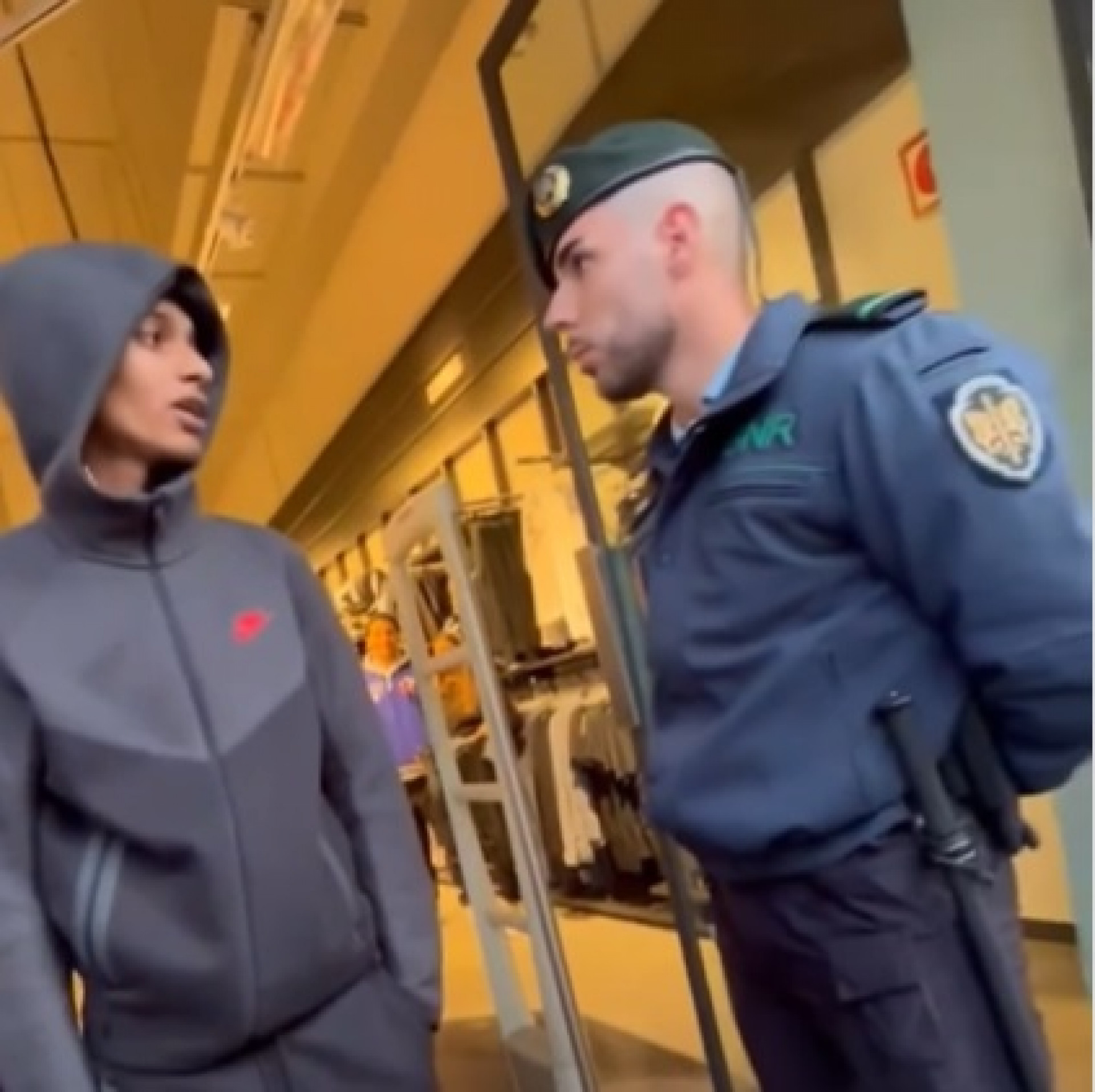 Oruam é abordado por policiais em shopping de Portugal - Reprodução de vídeo