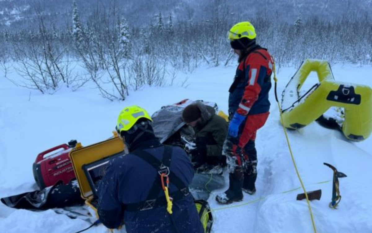 Mulher morre congelada após pular em rio para salvar cachorro