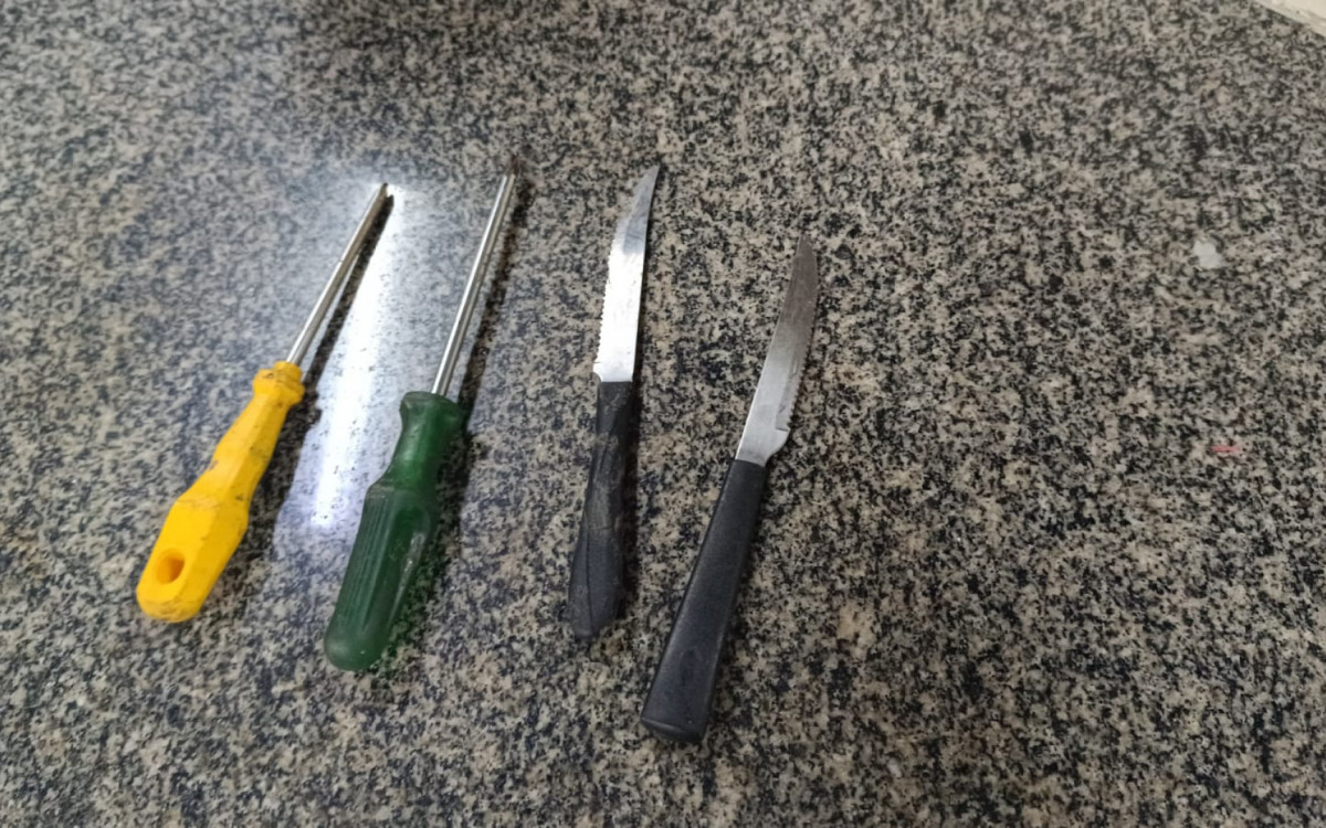 Ferramentas e facas foram apreendidas na ação