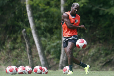 Patrick de Paula comemora retorno ao Botafogo: 'Finalmente chegou o dia'