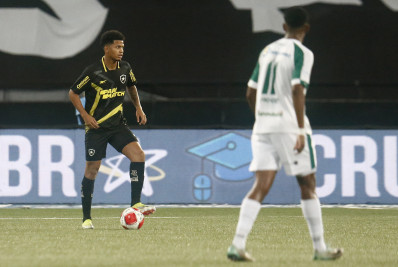 Botafogo encaminha empréstimo de zagueiro para clube português