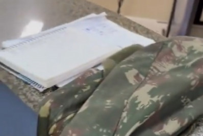 Polícia prende mulher com farda do Exército, munições e drogas