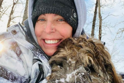 Corpo de mulher que tentava salvar seu cão em rio congelado é encontrado abraçado ao animal