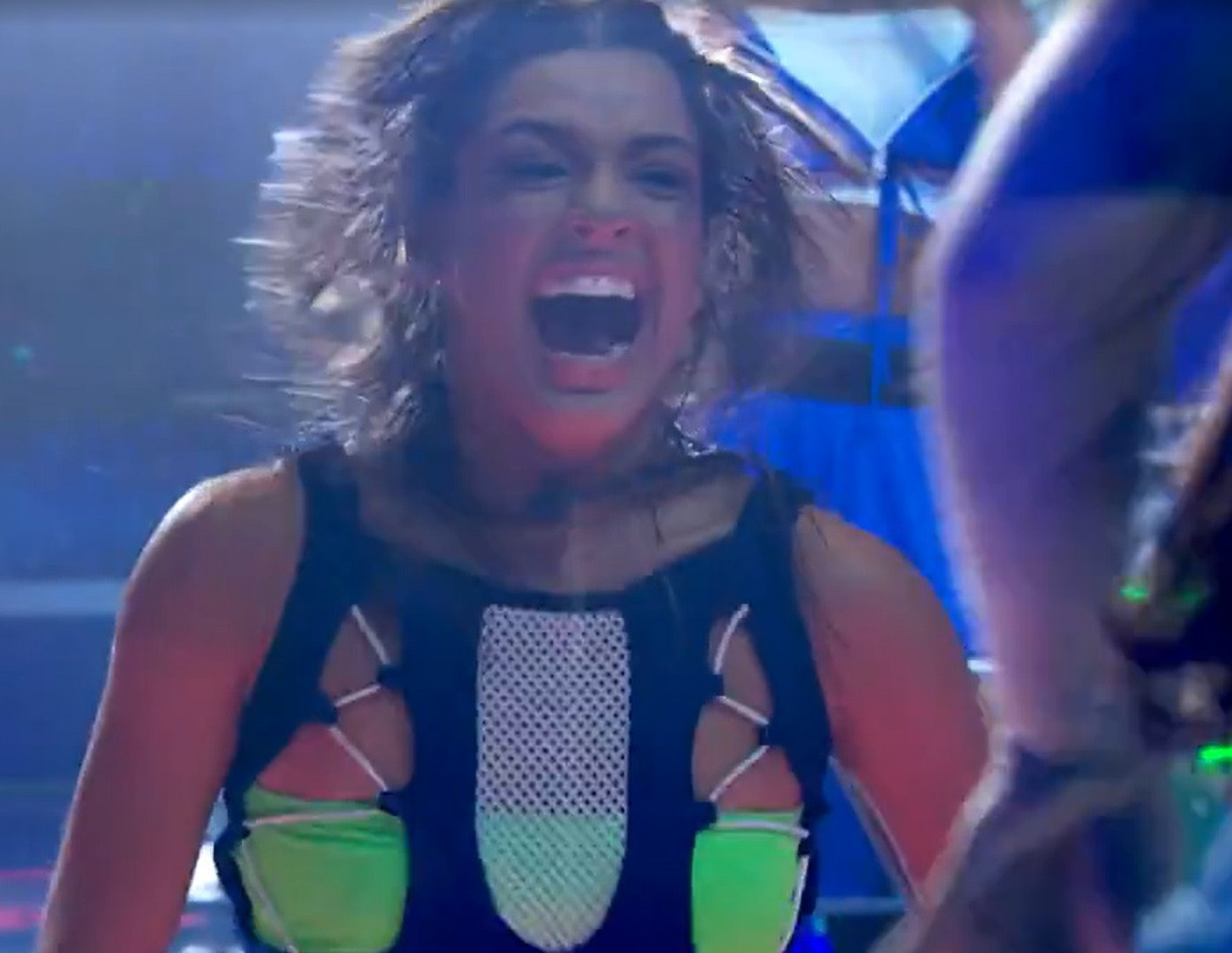 Beatriz se diverte em show do É o Tchan - Reprodução de vídeo