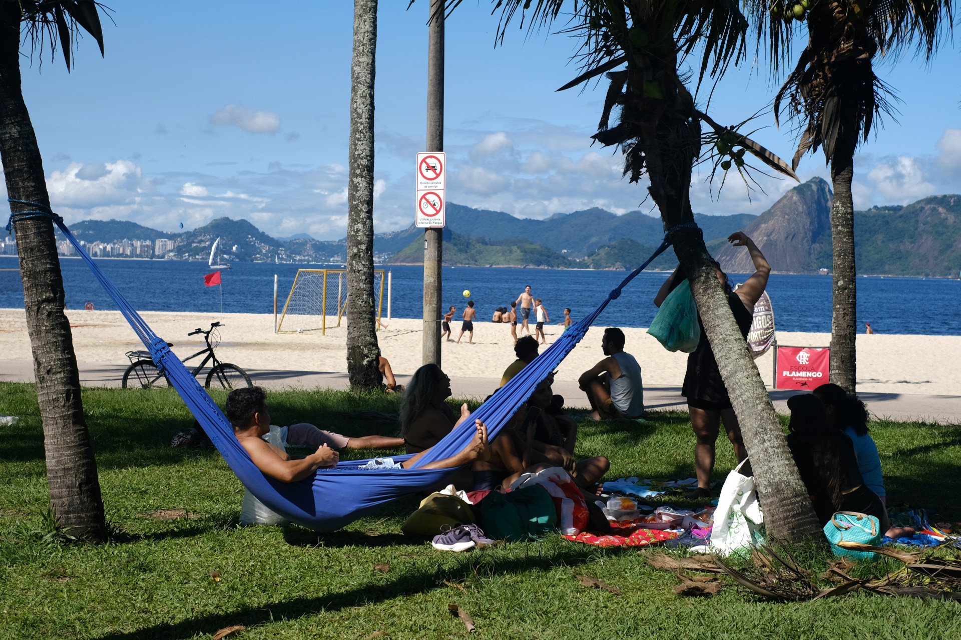Cariocas descansam em redes no Aterro do Flamengo - Pedro Ivo/Agência O Dia