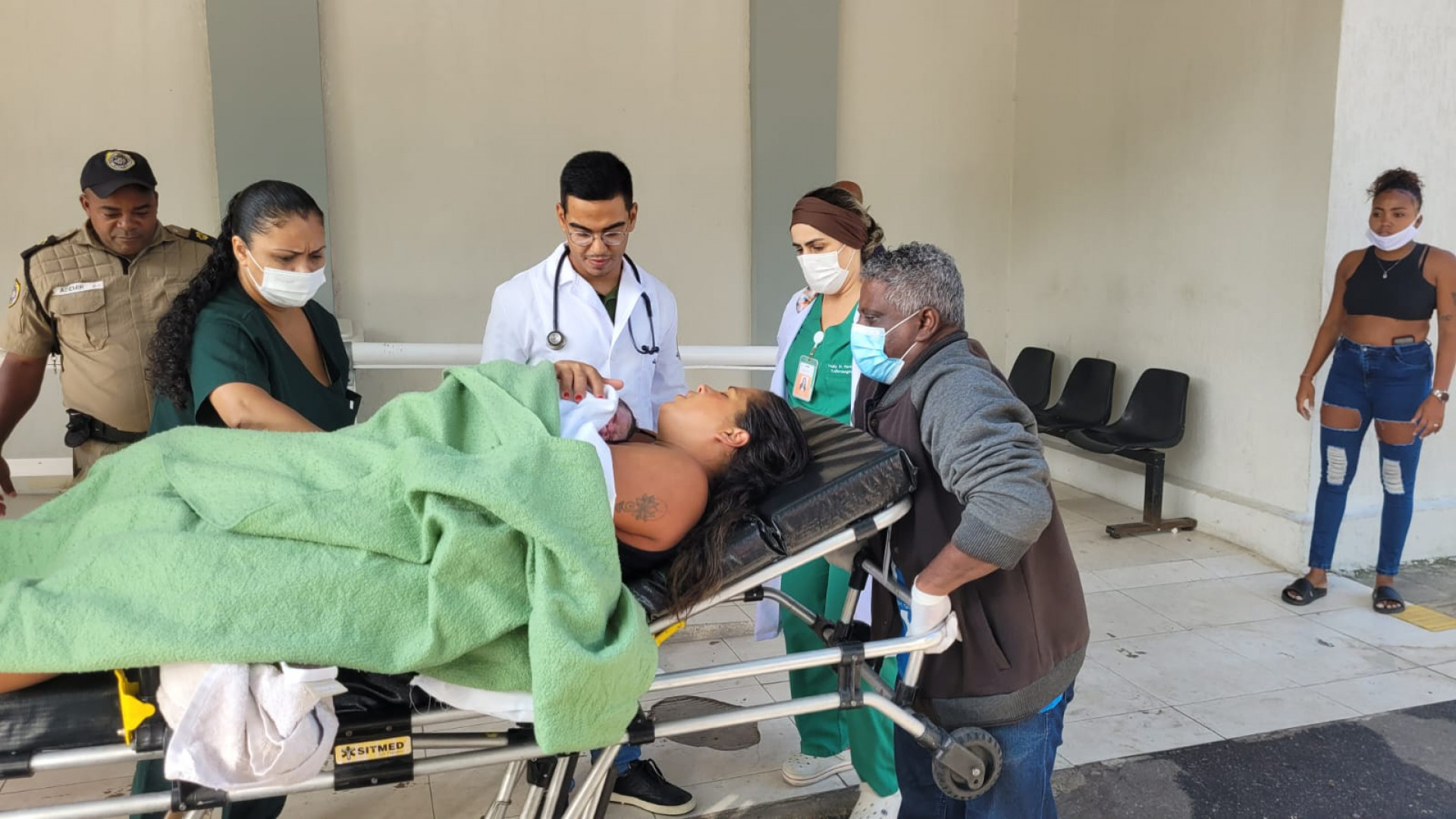 Após realizar trabalho de parto em um carro, Vanessa foi levada para o Hospital Mario Monteiro - Divulgação / Prefeitura de Niterói