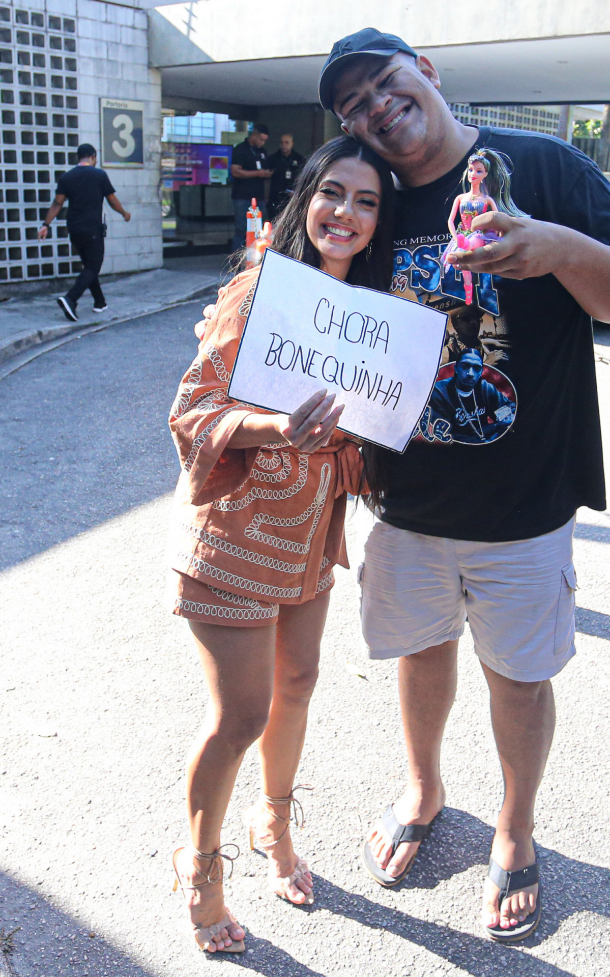 Ex-BBB Fernanda ganha boneca de fã na porta da Globo - Delson Silva/Ag.News