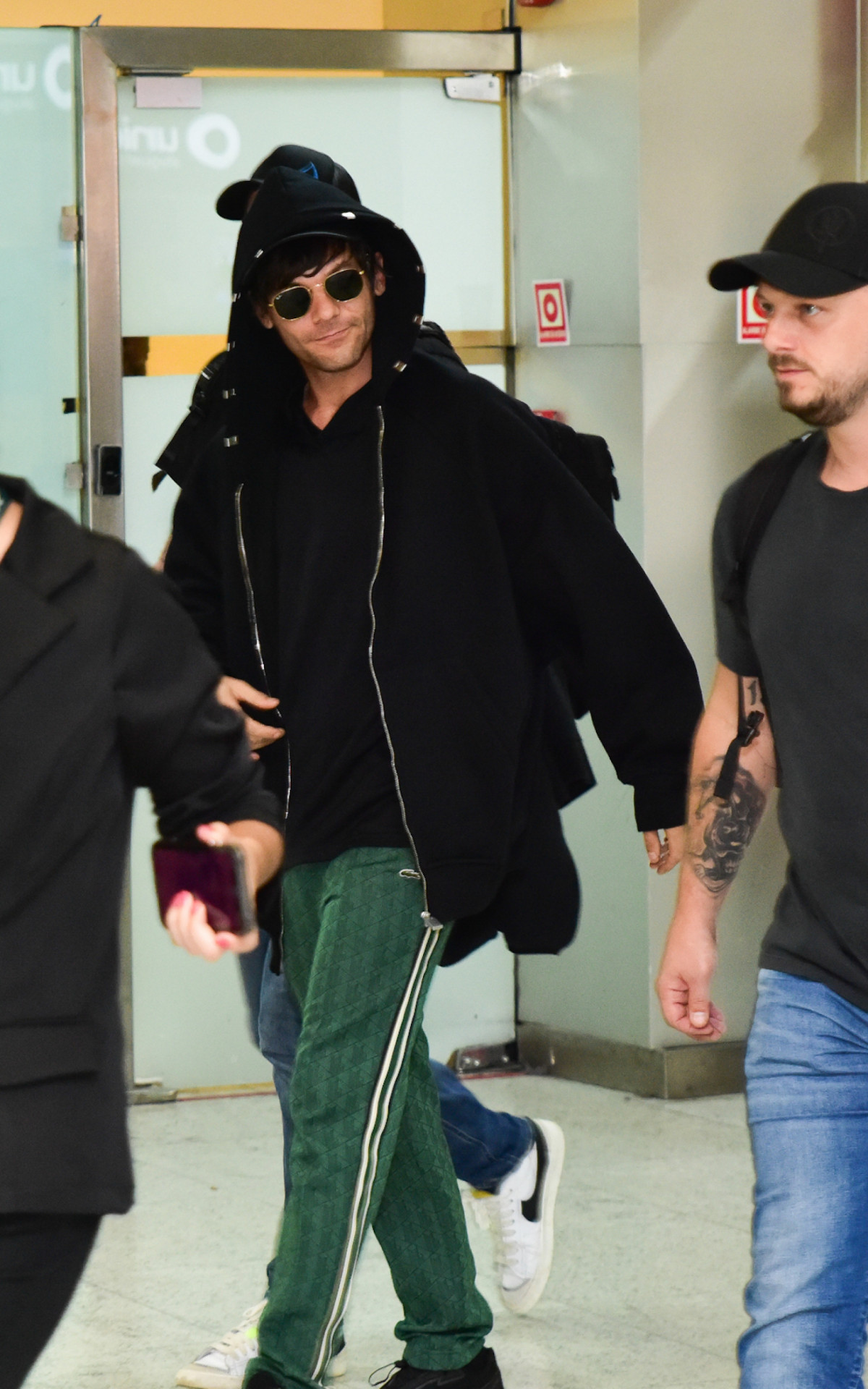 Louis Tomlinson desembarca em aeroporto de São Paulo
