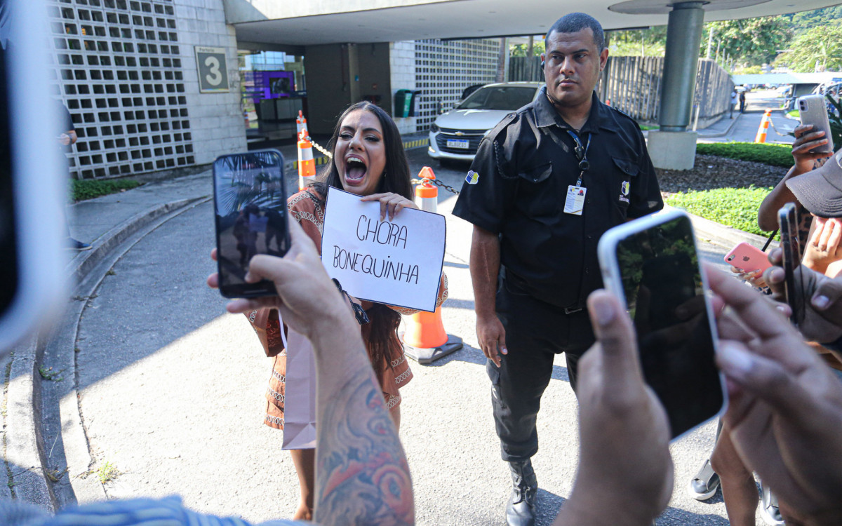 Ex-BBB Fernanda recebe fãs na porta da Globo - Delson Silva/Ag.News
