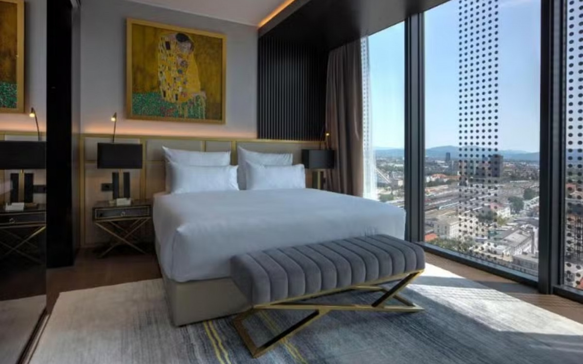 Cama em que dormiu Cristiano Ronaldo na Eslov&ecirc;nia