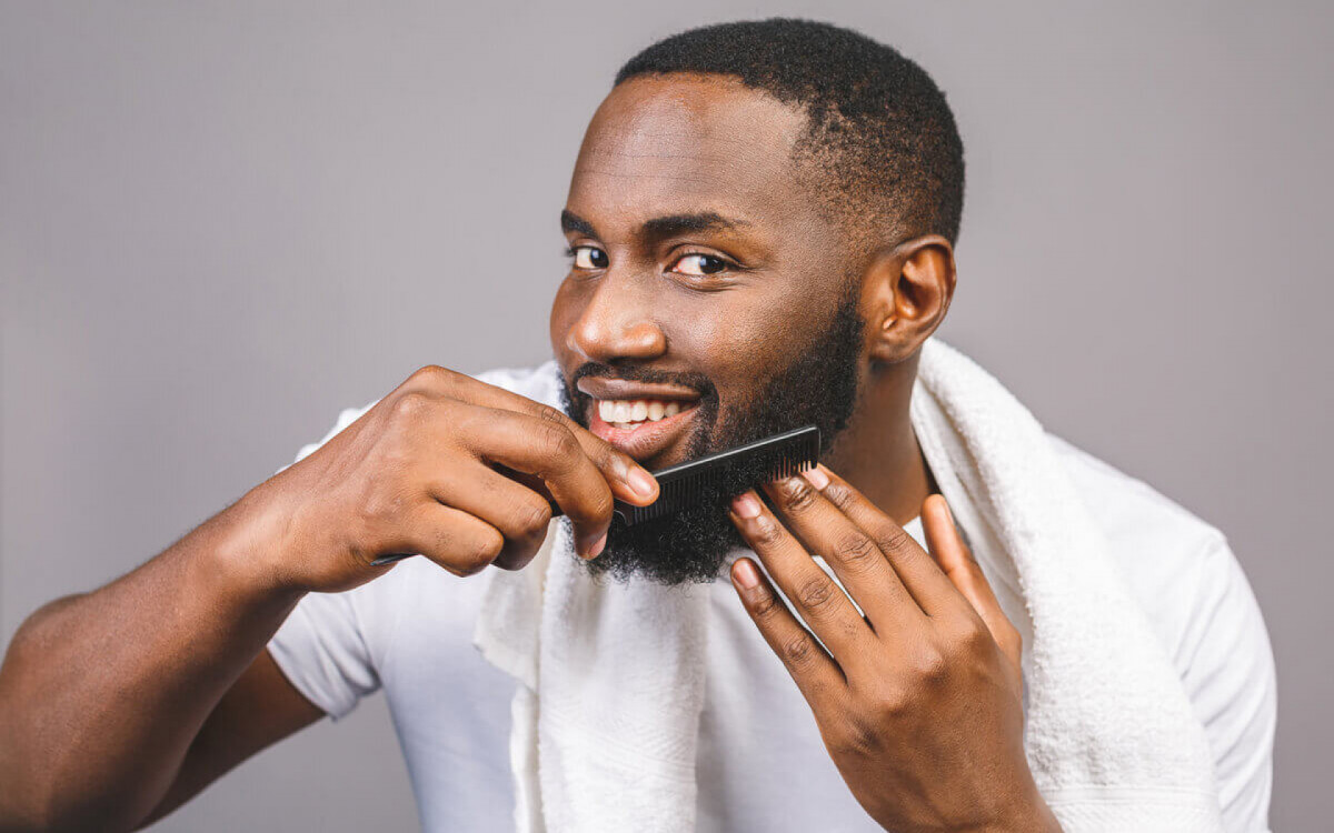 Manter a barba limpa ajuda a controlar a oleosidade da pele (Imagem: YoloStock | Shutterstock)
