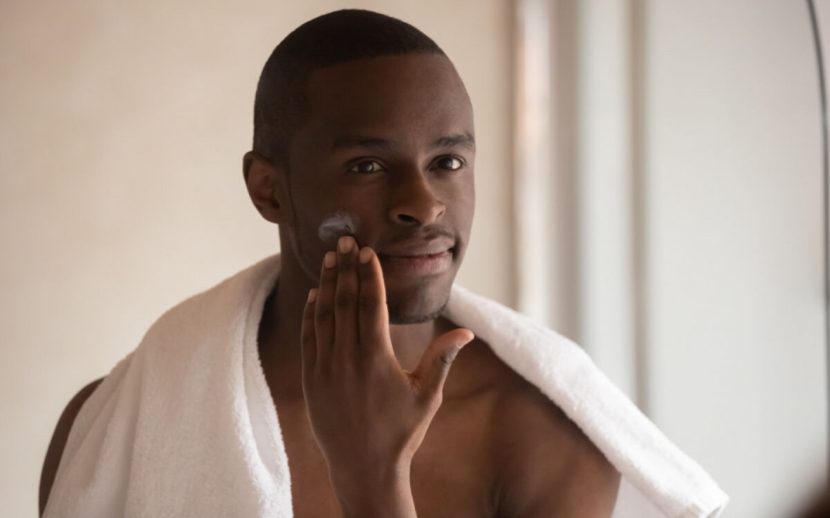 A pele dos homens também precisa de cuidados (Imagem: fizkes | Shutterstock)