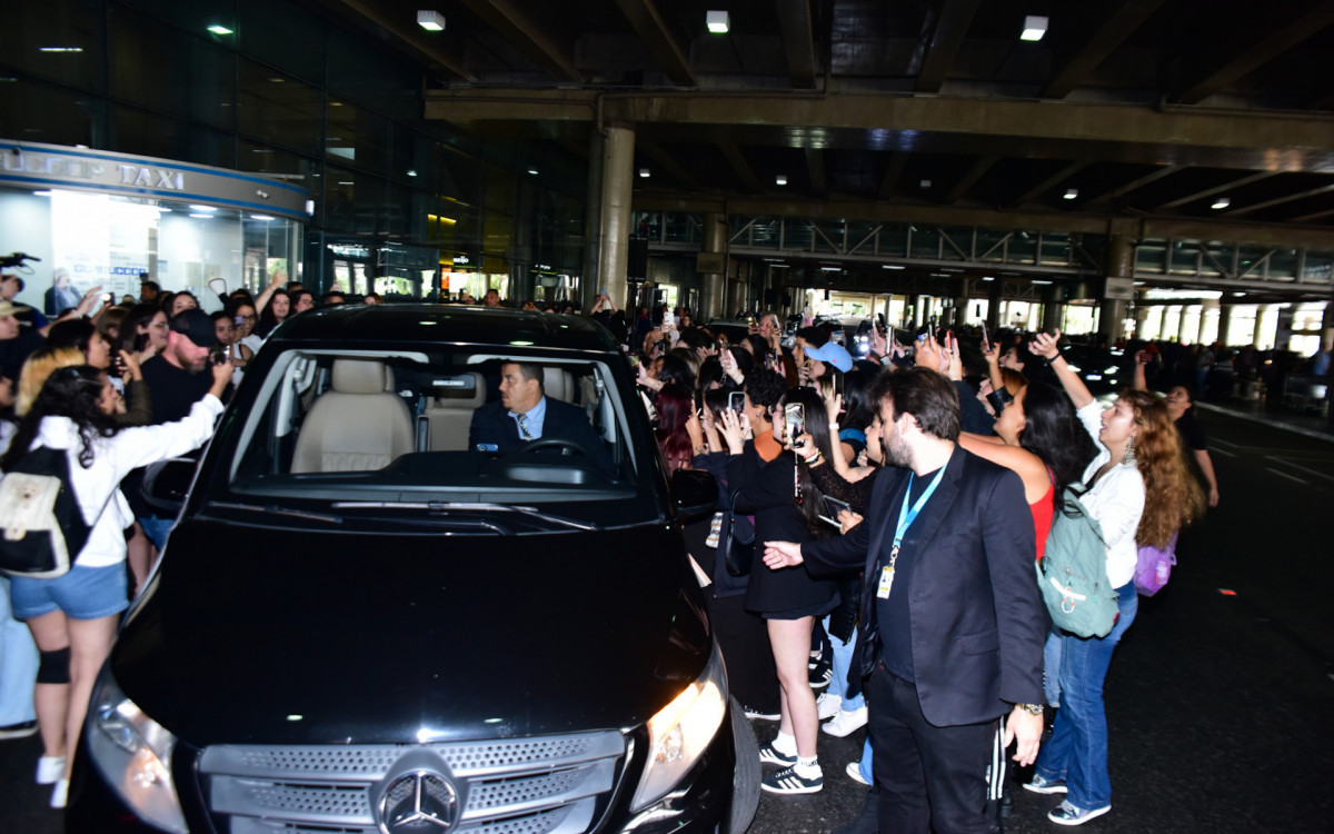 Louis Tomlinson desembarca em aeroporto de São Paulo
