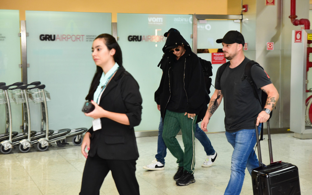 Louis Tomlinson desembarca em aeroporto de São Paulo
