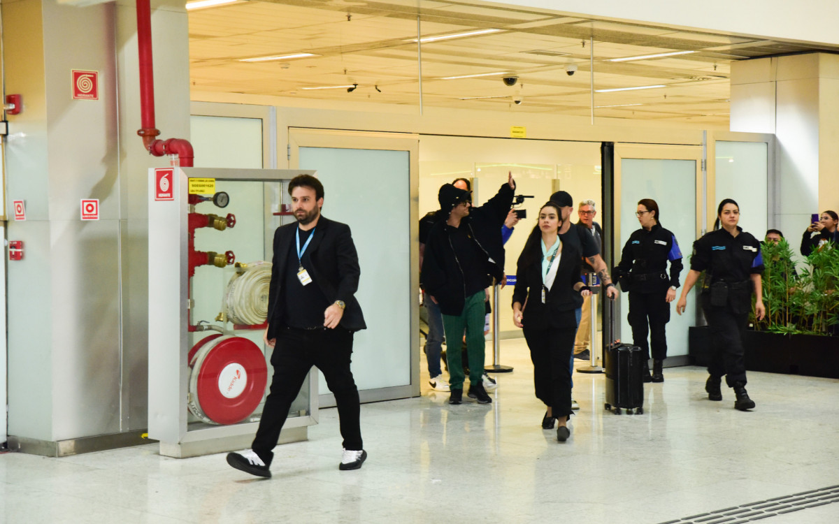 Louis Tomlinson desembarca em aeroporto de São Paulo
