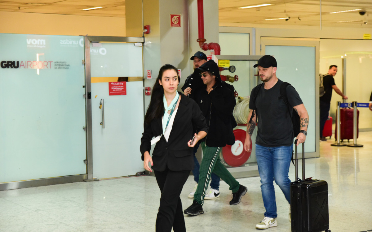 Louis Tomlinson desembarca em aeroporto de São Paulo
