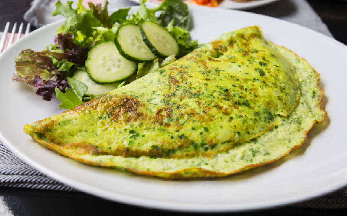 Omelete com espinafre (Imagem: Photo_Olivia | Shutterstock)
