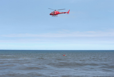 Após 60h, bombeiros seguem buscas por homem desaparecido no mar de São Conrado