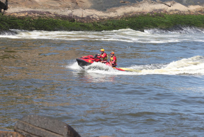 Bombeiros seguem com buscas por homem que caiu do Elevado do Joá