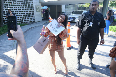 BBB 24: Fernanda é recebida por fãs na porta da Globo e ganha 'bonequinha' de presente