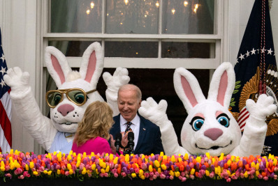 Biden vai à missa enquanto Trump vende bíblias e se compara a Jesus na Páscoa