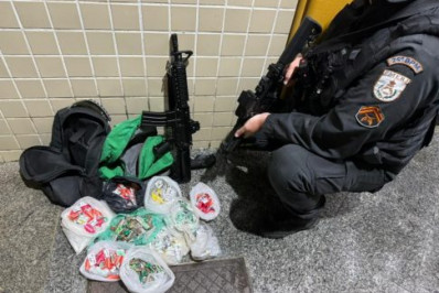 Polícia Militar apreende grande quantidade de drogas e réplica de fuzil em Araruama