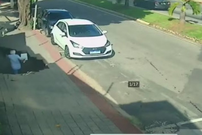 Homem é 'engolido' por cratera após calçada ceder