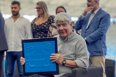 Homenageado no Maracanã, Joel Santana elogia o Flamengo: 'É uma máquina'