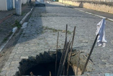 População denuncia crateras em rua do bairro Guarani, em Cabo Frio