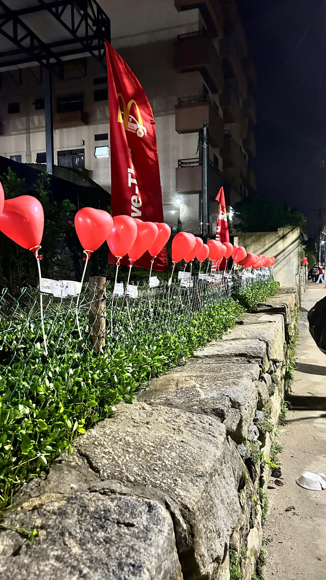 Corações foram espalhados pela cidade.