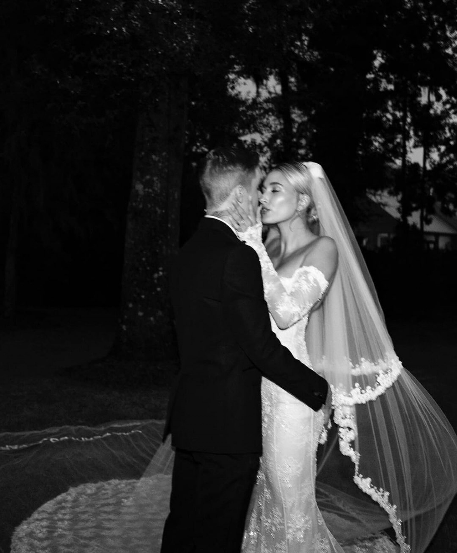 Justin Bieber e Hailey Bieber durante cerimônia de casamento
