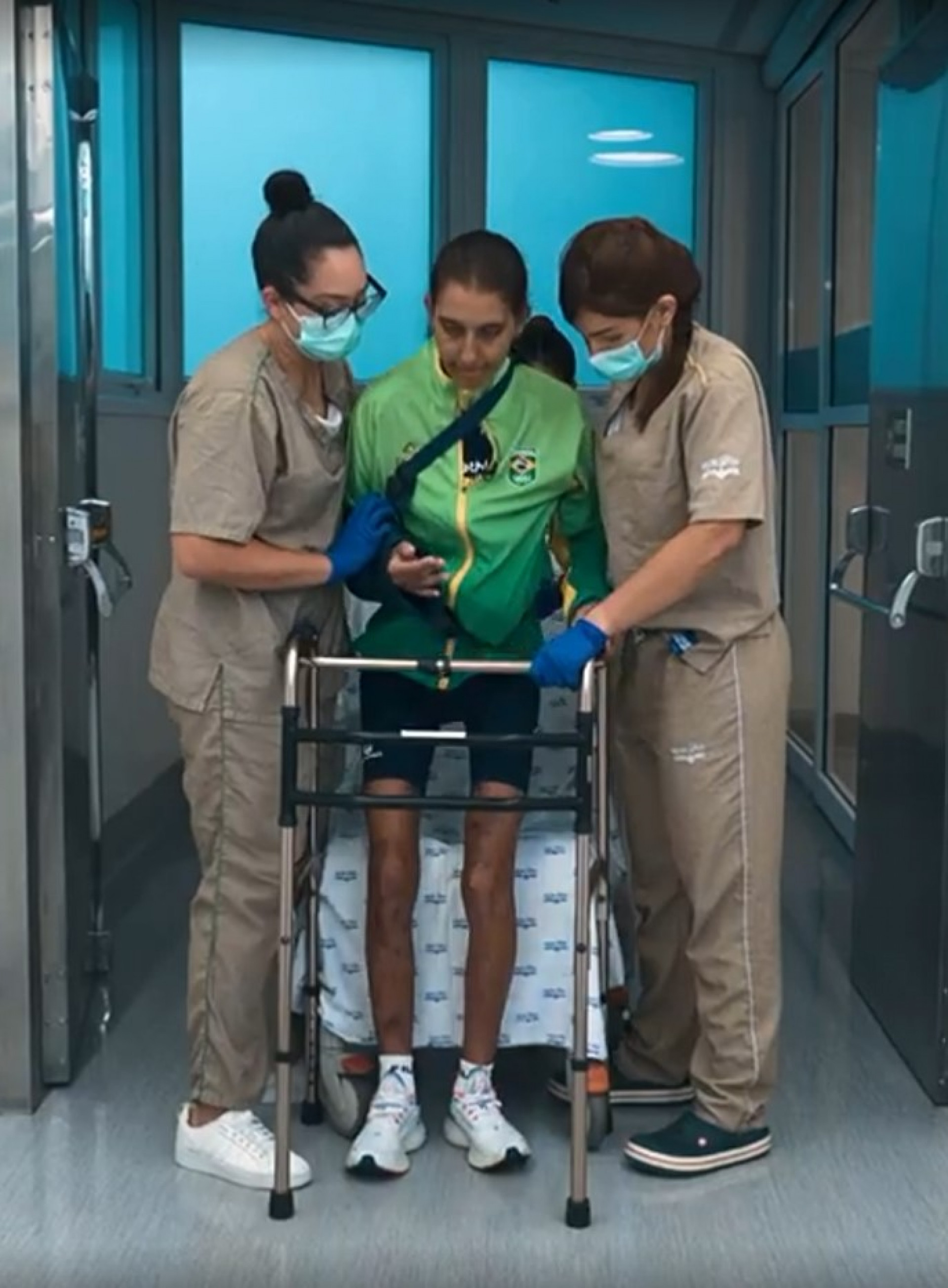 No hospital, a triatleta atropelada Luisa Baptista deu início à fisioterapia para se recuperar