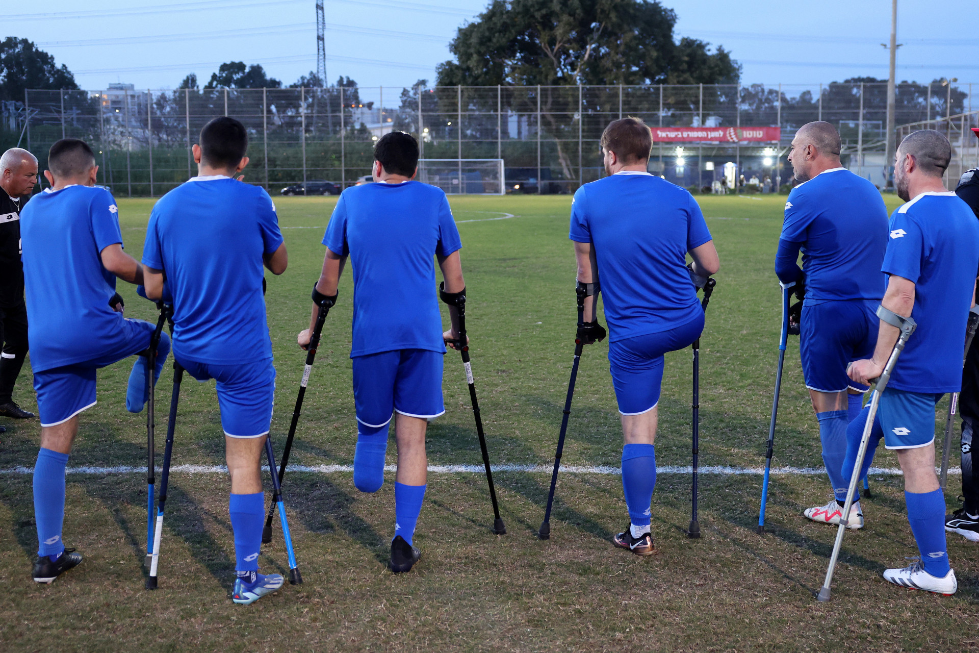 Sessão de treinamento da equipe de futebol para amputados de Israel - Jack Guez / AFP