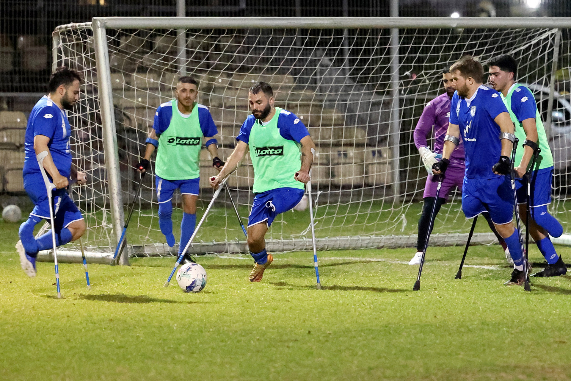 Sessão de treinamento da equipe de futebol para amputados de Israel - Jack Guez / AFP