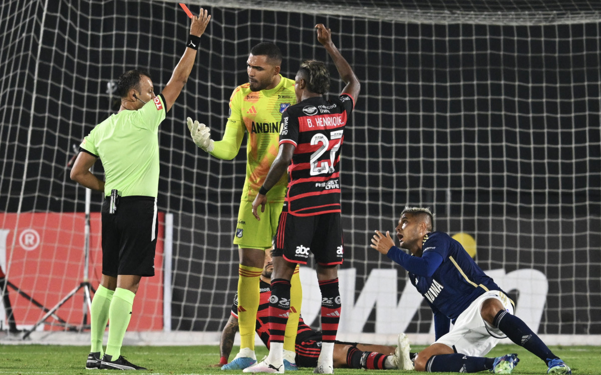 Lance da expulsão de Larry Vásquez, do Millonarios, após pênalti marcado para o Flamengo