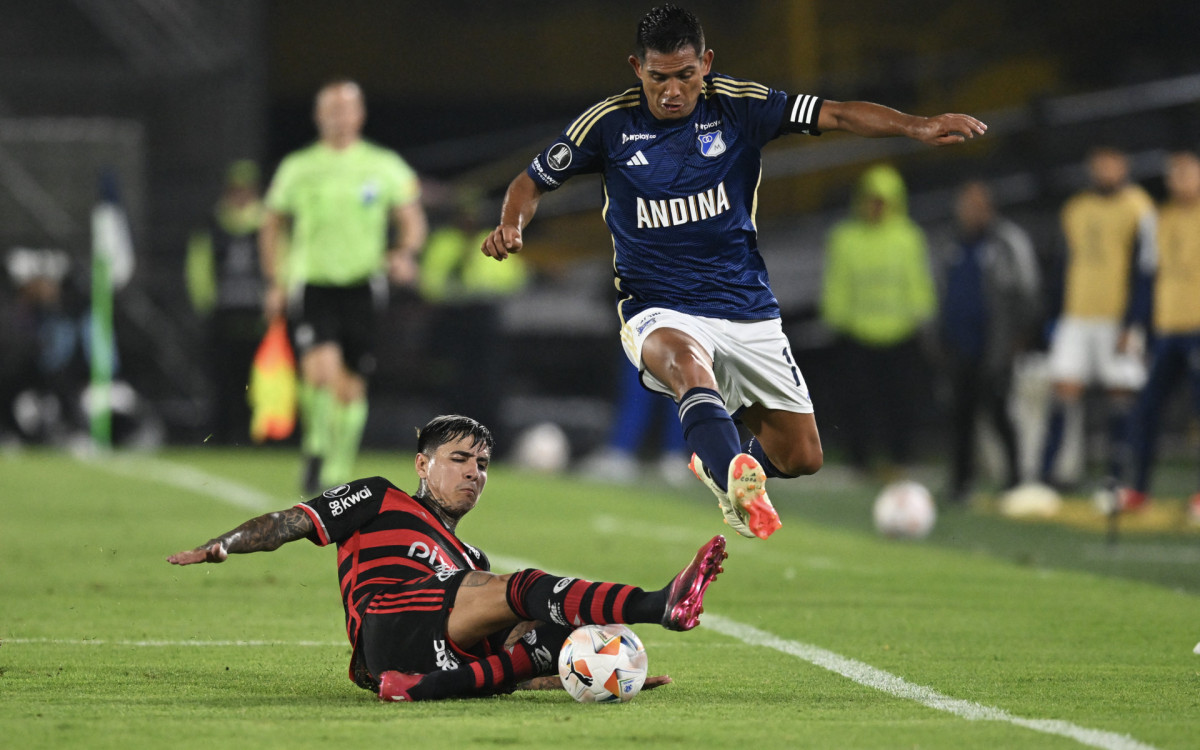 Pulgar tenta impedir o avanço de Beckham Castro: o Flamengo, mesmo com um jogador a mais, não soube segurar a vantagem no placar 