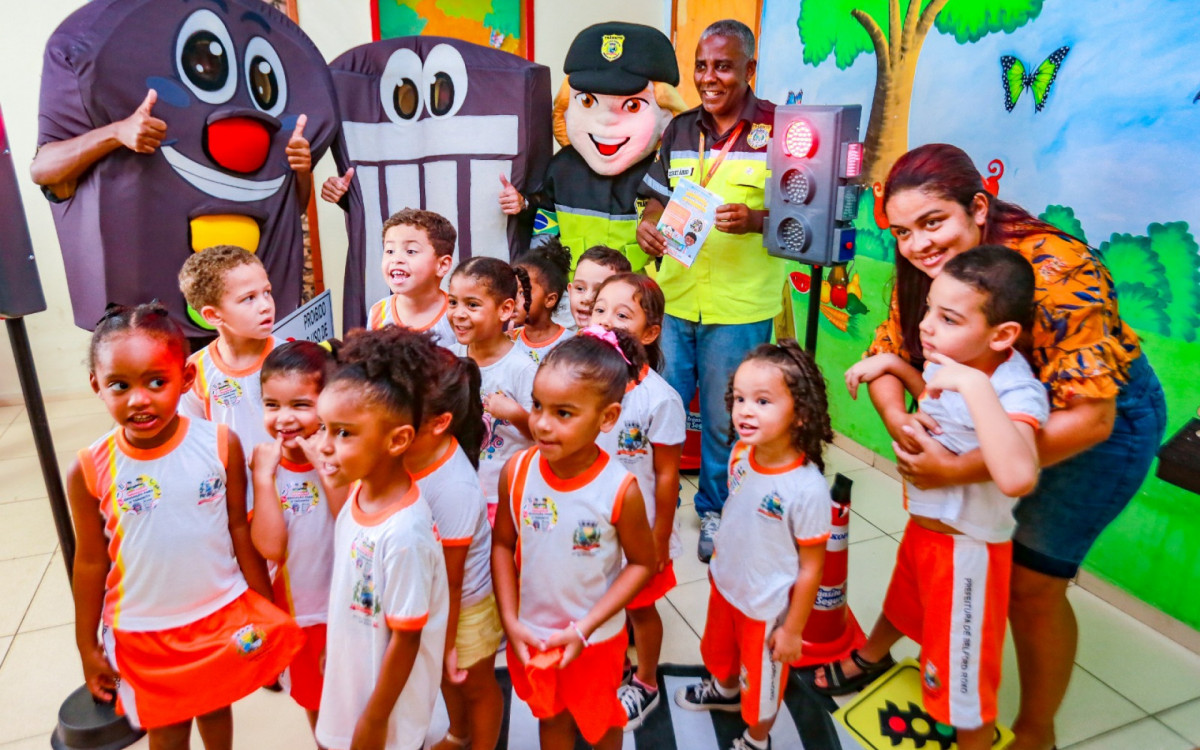 O secretário Marcelo Machado interagiu com as crianças da creche Amor à Criança