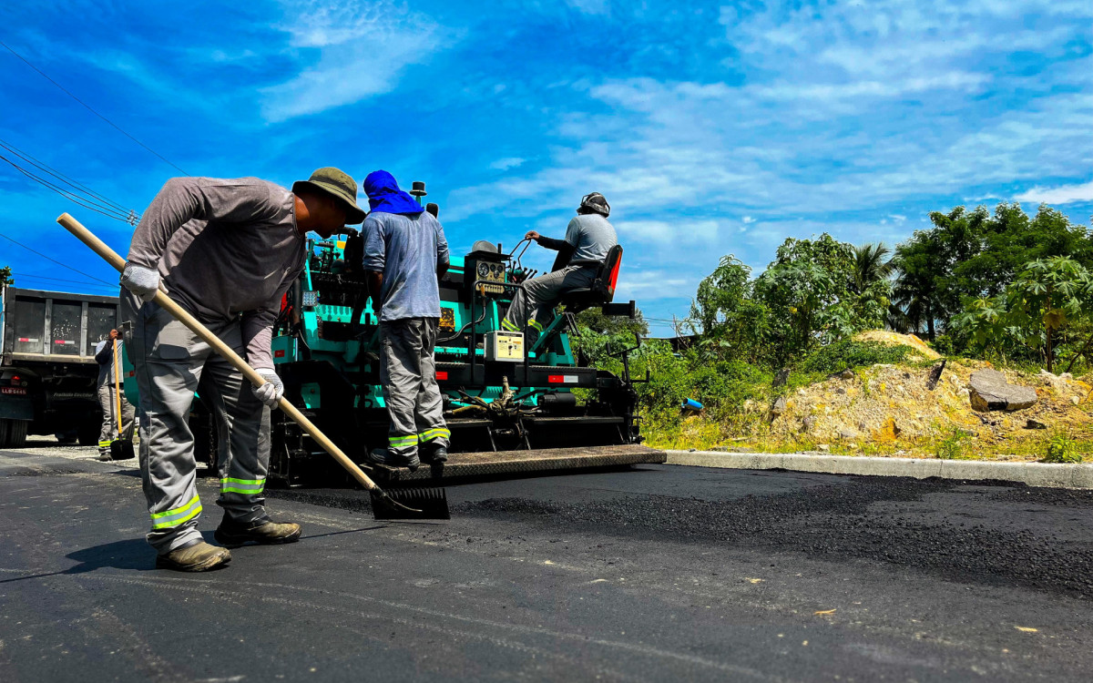 A Rua do Ouvidor, no Parque Amorim, está sendo asfaltada. Mais 25 ruas receberão também a massa asfáltica