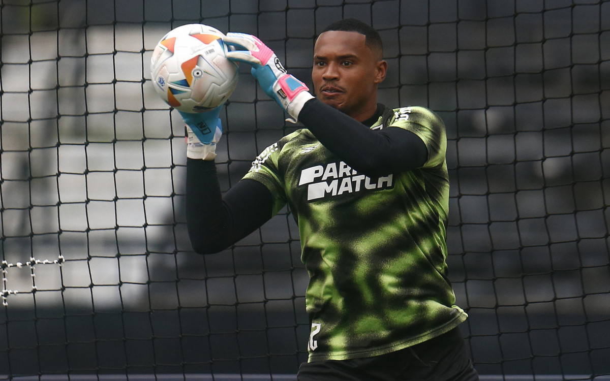 John em ação durante treino do Botafogo