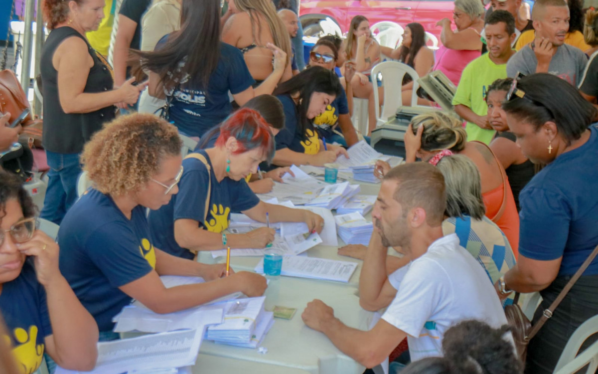 A equipe da Secretaria Municipal de Desenvolvimento Social reproduzia os documentos originais e entregava os cartões para os beneficiados em Nilópolis