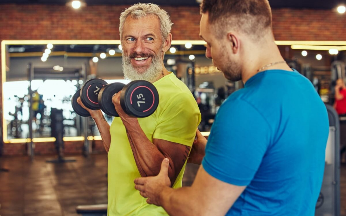 Praticar exercício físico pode contribuir para a melhora dos sintomas da artrose (Imagem: Kostiantyn Voitenko | Shutterstock) 