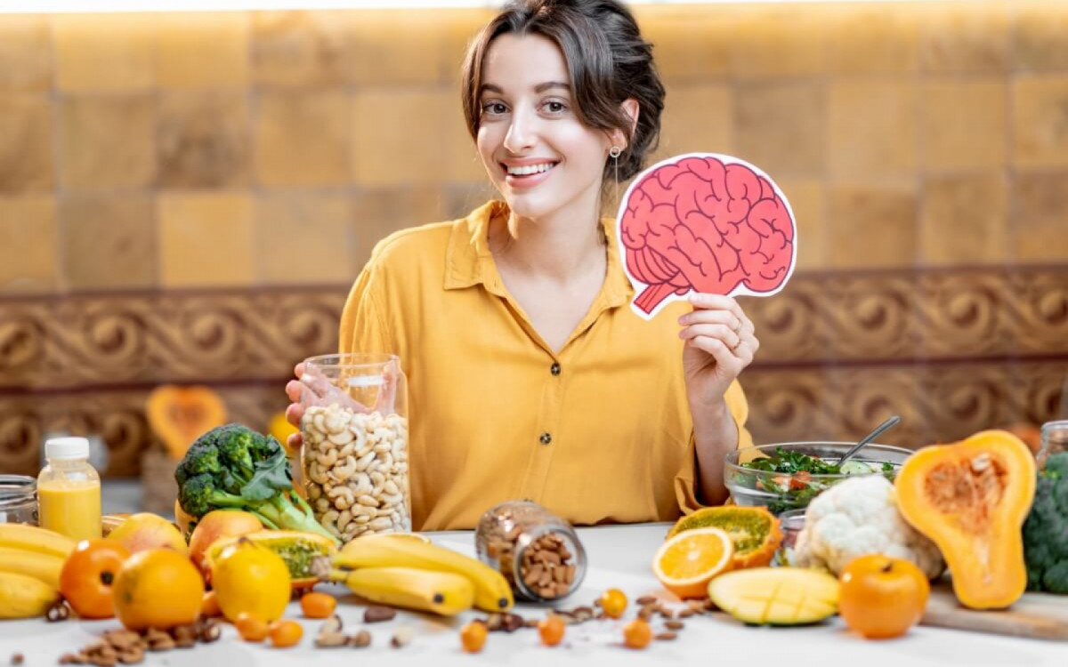 Alguns alimentos ajudam a potencializar o desempenho do cérebro (Imagem: RossHelen | Shutterstock)